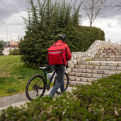 Un livreur discret dans un quartier